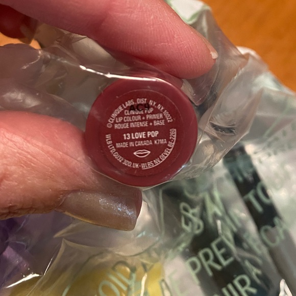 Clinique Makeup/Skincare Set with Cosmetic Bag - Picture 8 of 10